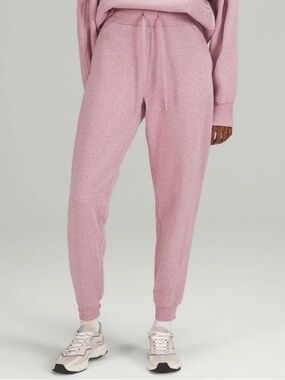 Lululemon Scuba High-Rise Jogger
Heathered Pink Taupe Size 8